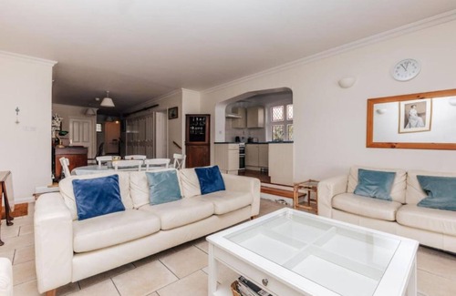 Henley-on-Thames Apartment | Water s Edge - From 300 Per Night