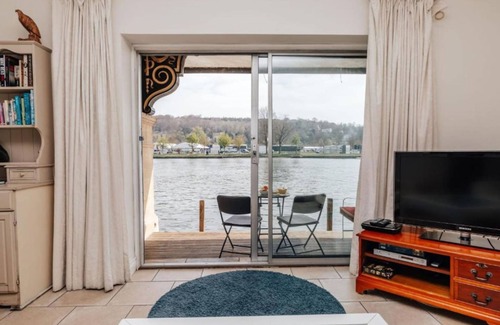 Henley-on-Thames Apartment | Water s Edge - From 300 Per Night
