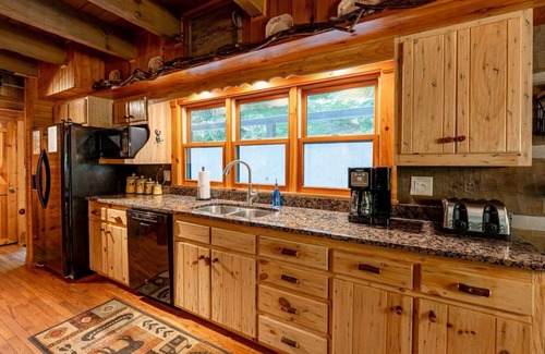 Topton Cabin | Water's Edge-Pet Friendly 3 Bedroom, Luxury Log Cabin Rental, Perfect for Families, Outdoor Entertaining, Hot Tub, Fireplace, 30 Minutes to Great Smoky Mountains-Nantahala NC