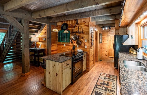Topton Cabin | Water's Edge-Pet Friendly 3 Bedroom, Luxury Log Cabin Rental, Perfect for Families, Outdoor Entertaining, Hot Tub, Fireplace, 30 Minutes to Great Smoky Mountains-Nantahala NC