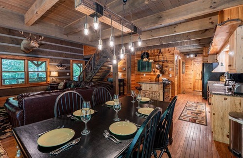 Topton Cabin | Water's Edge-Pet Friendly 3 Bedroom, Luxury Log Cabin Rental, Perfect for Families, Outdoor Entertaining, Hot Tub, Fireplace, 30 Minutes to Great Smoky Mountains-Nantahala NC