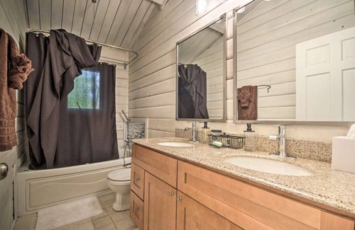 Elkton House | Water-view cabin on 13 acres with private hot tub & kayaks - dog-friendly