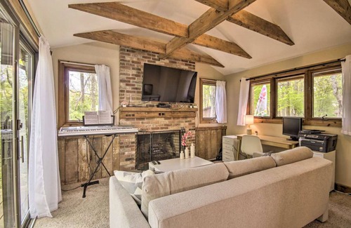 Elkton House | Water-view cabin on 13 acres with private hot tub & kayaks - dog-friendly