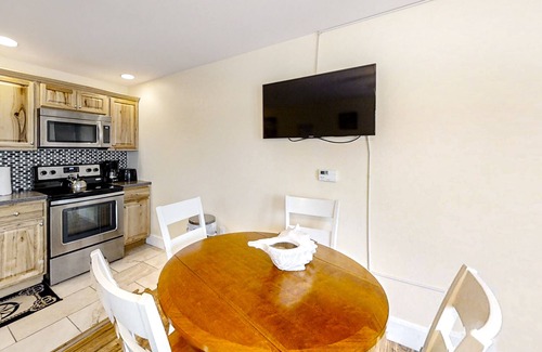 Edgecomb Condo | Water-view condo at Sheepscot Harbour Resort with deck, full kitchen, and WiFi