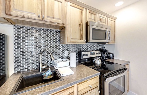 Edgecomb Condo | Water-view condo at Sheepscot Harbour Resort with deck, full kitchen, and WiFi