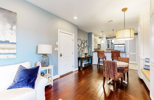 Horseshoe Bay Condo | Water-view condo with balcony, smart TVs, Washer/Dryer and Pool