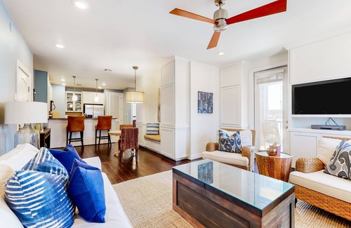 Horseshoe Bay Condo | Water-view condo with balcony, smart TVs, Washer/Dryer and Pool