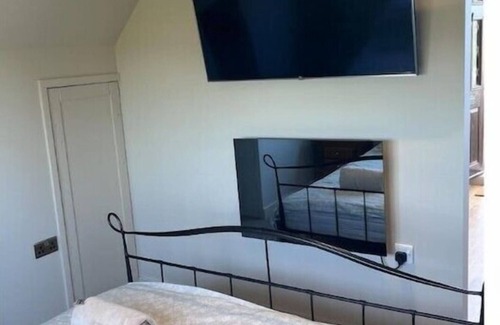Goldhanger Cabin | Water view, Cosy Peaceful Countryside Getaway Lodge
