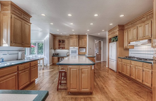 Clinton House | Water-view estate with on-site entertainment & 3 kitchens - events welcome