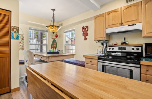 Blaine House | Water view, walking distance to beach, BBQ, decks, laundry BBH 4836