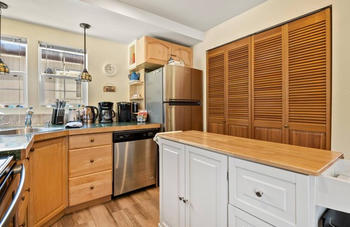 Blaine House | Water view, walking distance to beach, BBQ, decks, laundry BBH 4836