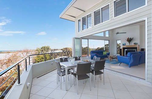 Budgewoi House | Water Views, Close to Beach & Lake - Relax! nCosy Fire, Pool Table Foosball Spa