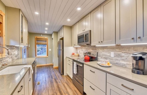 Cataloochee Ranch Cabin | Water Wheel Cabin- Romantic Escape, Luxury Creek-Front Charm with Hot Tub