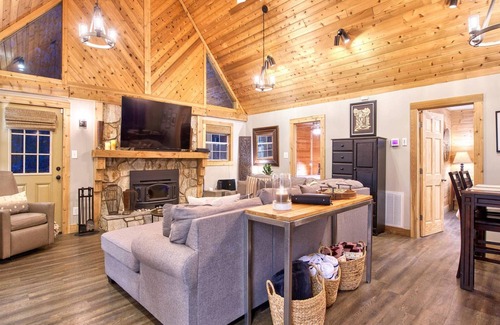 Cataloochee Ranch Cabin | Water Wheel Cabin- Romantic Escape, Luxury Creek-Front Charm with Hot Tub