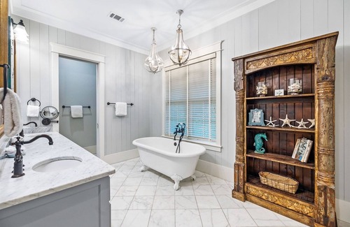Forest District House | WaterColor with Golf Cart, BIG Private Pool, 5 Bikes! Great Outdoor Space!