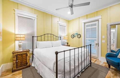 Forest District House | WaterColor with Golf Cart, BIG Private Pool, 5 Bikes! Great Outdoor Space!