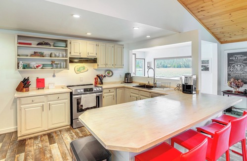 Sherwood Forest House | Watercrafts & Dock: Stunning Lakehouse in Becket!