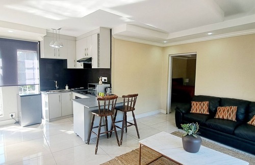 Greater Johannesburg Metropolitan Area Cabin | Waterfall City Guest Lodge - Presidential Suite