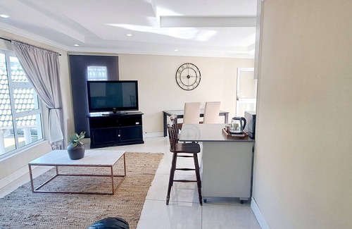 Greater Johannesburg Metropolitan Area Cabin | Waterfall City Guest Lodge - Presidential Suite