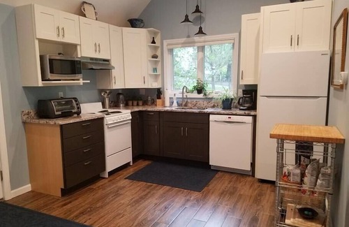 Bellvale Cottage | Waterfall Cottage - Romantic Luxury Escape - nearby hiking, wineries and skiing