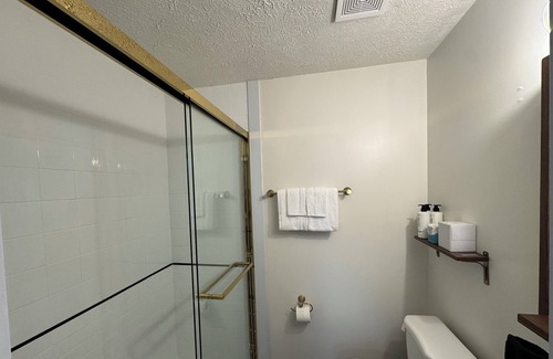 Geneva-on-the-Lake Cottage | Waterfall Cottage