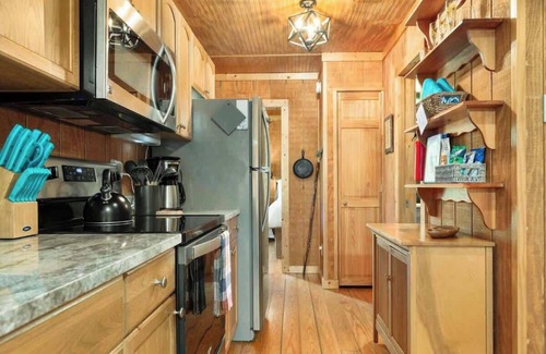 Chimney Rock House | Waterfall & Mountain views| Hot Tub| Sleeps 2