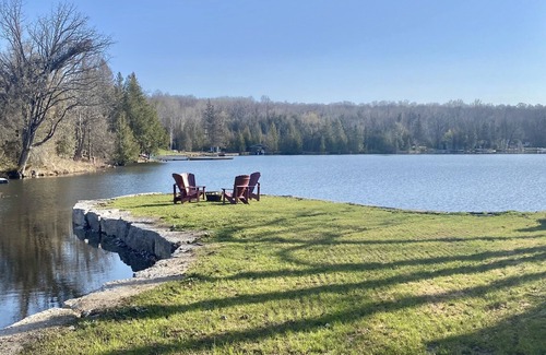 Trent Lakes House | Waterfieldhouse 2 bedroom with two ensuites and a Muskoka room
