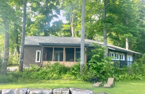 Trent Lakes House | Waterfieldhouse 2 bedroom with two ensuites and a Muskoka room