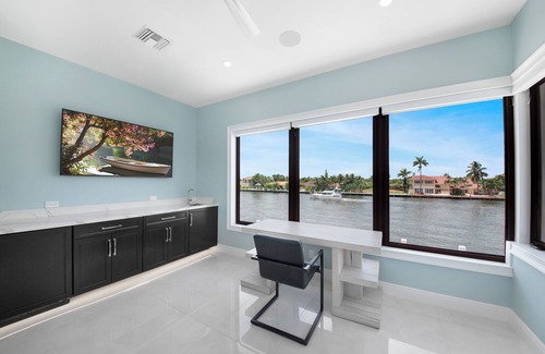 Lauderdale-by-the-Sea Villa | Waterfront Villa- 8min walk to the beach - Heated Pool- Gym - Outdoor BBQ grill