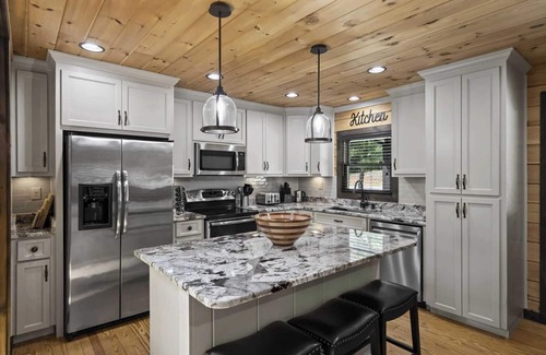 Lake Norman of Catawba Cottage | Waterfront 1-acre Private Dock, Hot Tub, Firepit Bankhead Lodge by Avantstay