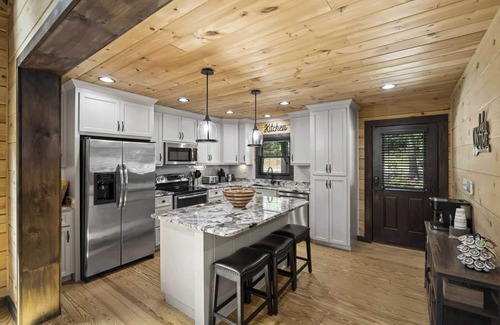 Lake Norman of Catawba Cottage | Waterfront 1-acre Private Dock, Hot Tub, Firepit Bankhead Lodge by Avantstay