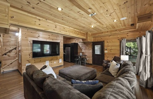 Lake Norman of Catawba Cottage | Waterfront 1-acre Private Dock, Hot Tub, Firepit Bankhead Lodge by Avantstay