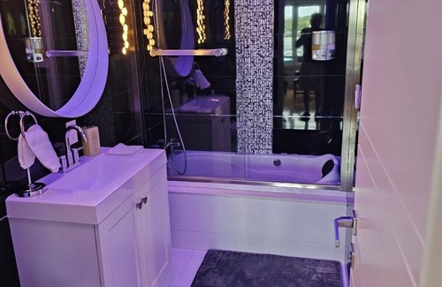 Queens House | Waterfront 1-Bedroom with AC, WiFi in Queens close to JFK and LaGuardia Airportn