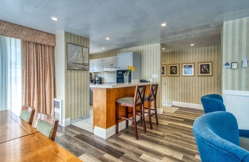 Fisherman's Wharf Hotel | Waterfront 2 Bedroom Suite with Large Wrap Around Deck-View of SF Bay
