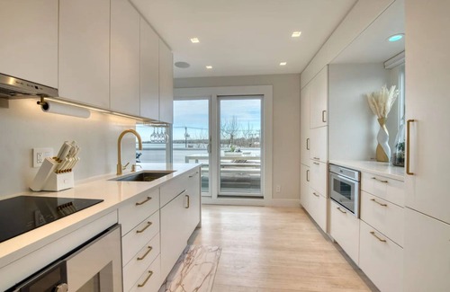 Sag Harbor Condo | Waterfront 2BR/3BA Sag Harbor Village Rooftop Penthouse