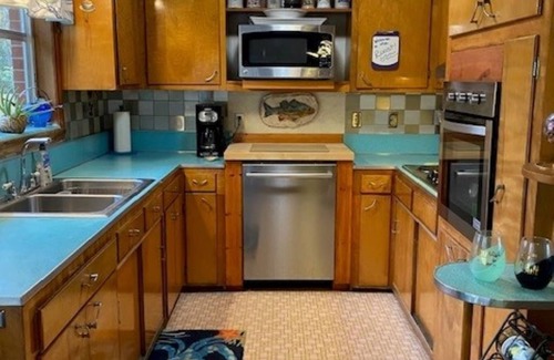 James City House | Waterfront 3 bedroom dog-friendly cottage with a million-dollar view