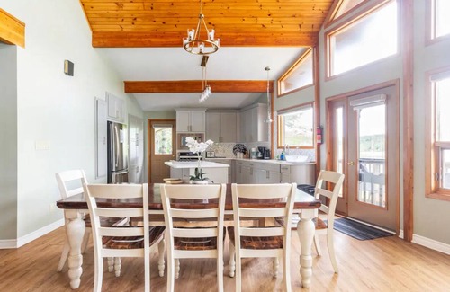 Port Carling House | Waterfront 5 bedrooms cottage in Port Carling, Muskoka.