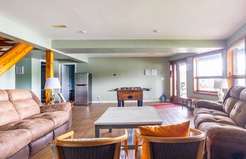 Port Carling House | Waterfront 5 bedrooms cottage in Port Carling, Muskoka.