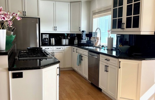 Country Club Villa | WATERFRONT 5-bedroom villa in San Rafael with Hot Tub and Heated Pool