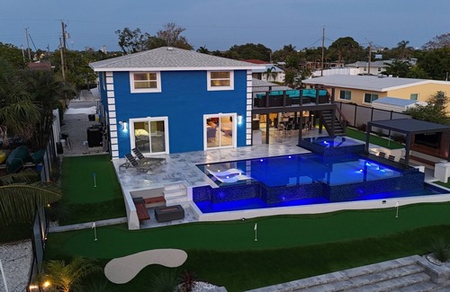 Bayshore Gardens House | Waterfront 5BR Luxury Home – Pool, Spa, Boat Lift, Putting Green, Fire Pit