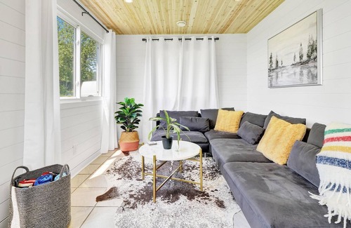 Selkirk Cottage | Waterfront all season 3 bdrm Lake House