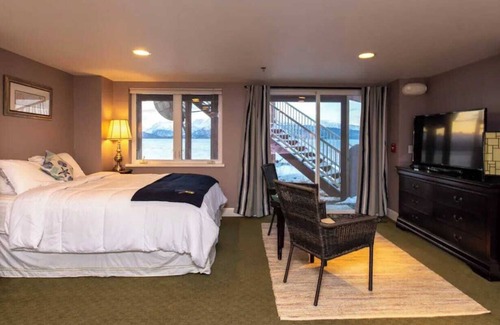 Homer House | Waterfront at your door at the end of Homer Spit