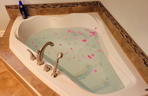 Sainte-Anne-de-Kent House | Waterfront, beach, private hot tub with pool and jacuzzi