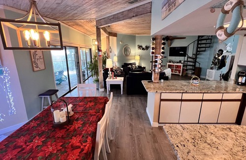 Crystal River House | Waterfront Beauty w/floating dock & kayaks