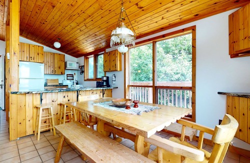 Northern Bruce Peninsula Ski Chalet | Waterfront Bliss at The Lookout: Serene & Spacious