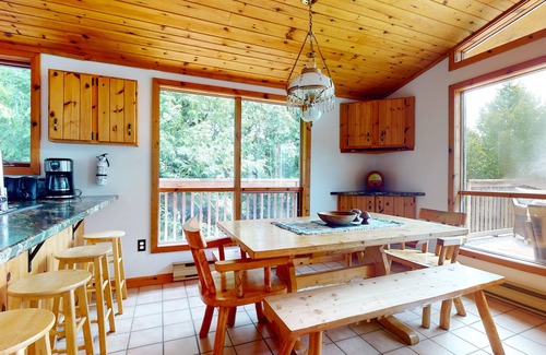 Northern Bruce Peninsula Ski Chalet | Waterfront Bliss at The Lookout: Serene & Spacious