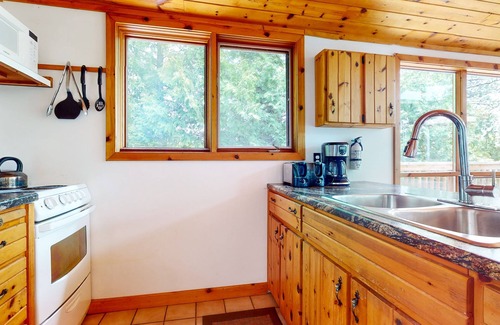 Northern Bruce Peninsula Ski Chalet | Waterfront Bliss at The Lookout: Serene & Spacious