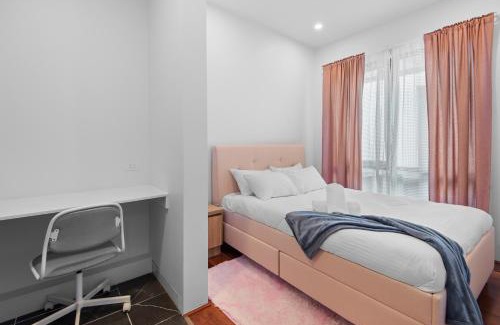 Docklands Apartment | Waterfront Bliss in Promenade w/Cozy 5BR/4BA