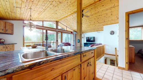 Northern Bruce Peninsula Ski Chalet | Waterfront Bliss Near Tobermory