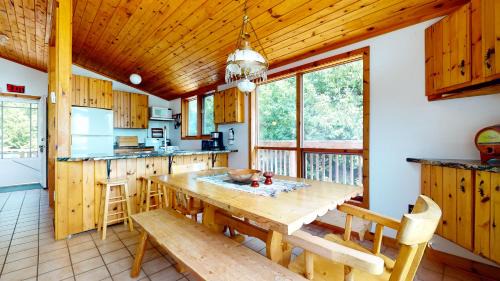 Northern Bruce Peninsula Ski Chalet | Waterfront Bliss Near Tobermory